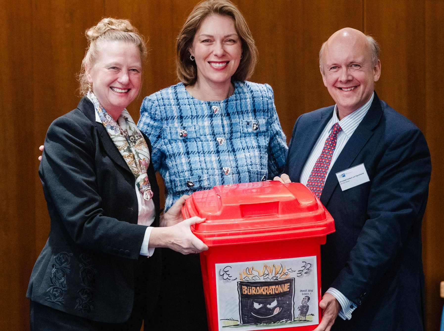 Helena Melnikov mit Luise Hölscher und Christoph von Speßhardt