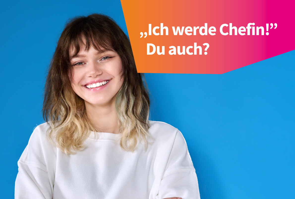 Junge Frau verschränkt Hände vor der Brust und über ihr steht "Ich werde Chefin, du auch?"