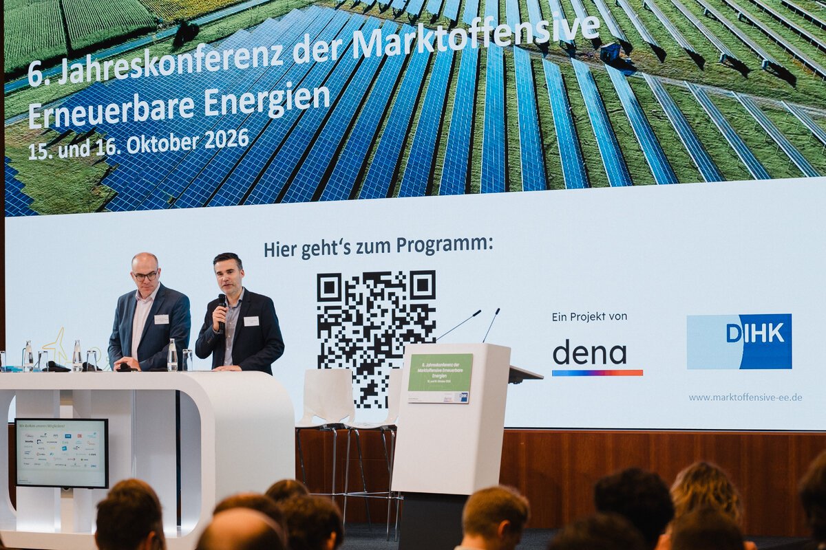 Experten auf dem Podium: Tibor Fischer (dena) und Sebastian Bolay (DIHK)