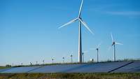 Solarfeld und Windkraftanlagen