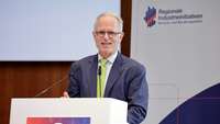 BMWK-Staatssekretär Udo Philipp spricht beim Industrieforum 2023