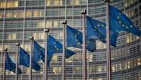 Flaggen vor dem Sitz der EU-Kommission in Brüssel 