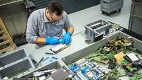 Handwerker repariert elektronische Geräte