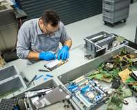 Handwerker repariert elektronische Geräte