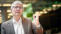 Achim Dercks deutend