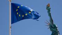 Freiheitsstatue und EU-Flagge