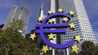 Zentrale der Europäischen Zentralbank mit der Euro-Plastik im Vordergrund