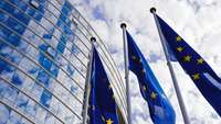 Drei EU-Flaggen vor dem Gebäude der EU-Kommission in Brüssel