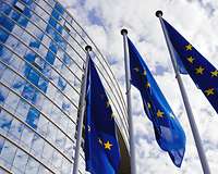 Drei EU-Flaggen vor dem Gebäude der EU-Kommission in Brüssel