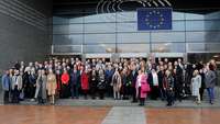 Gruppenfoto vor dem Euroäpischen Parlament