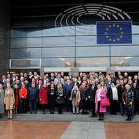 Gruppenfoto vor dem Euroäpischen Parlament