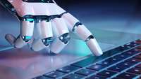 Künstliche Intelligenz Roboter an Tastatur