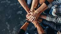 Neuer Inhalt (1) viele Hände übereinander