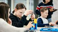 Schülerin beim Technikunterricht