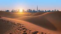 Wüste mit Stadtpanorama von Dubai