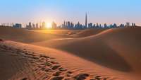 Wüste mit Stadtpanorama von Dubai