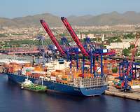 Hafen von Rio de Janiero, in dem ein Containerschiff ankert