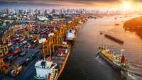 Containerhafen mit Skyline Großstadt
