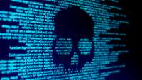 Cyber-Angriff: Zahlenkolonnen auf einem Bildschirm formen einen Totenkopf