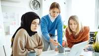drei junge Frauen in einer Beratung am Laptop