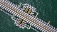 Luftbild von Rohrleitungen im Meer