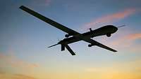 Militärdrohne fliegt über den Horizont