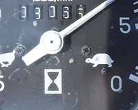 Blick auf den Tachometer eines alten Traktors