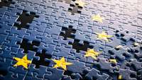 Puzzle mit EU-Sternen auf blauem Hintergrund