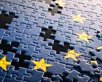 Puzzle mit EU-Sternen auf blauem Hintergrund