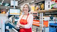 Senior-Kassiererin im Supermarkt