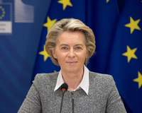 Porträtfoto Ursula von der Leyen vor EU-Flagge
