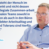 Porträtfoto mit Quote Jörg Wuttke