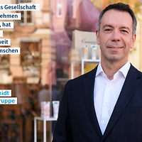 Porträtfoto mit Quote von Alexander Schmidt 