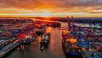 Hamburg Hafen: Blick von oben im Abendlicht
