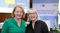 Bundesfamilienministerin Lisa Paus und Kirsten Frohnert, Projektleiterin Netzwerkbüro Erfolgsfaktor Familie