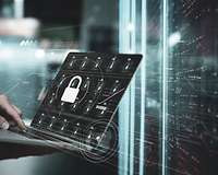 Cybersicherheit Laptop mit Schloss am Serverschrank