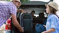 Sommerurlaub Familie mit Auto