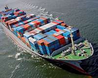 Containerschiff in Schieflage