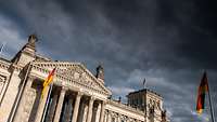 Reichstag dunkle Wolken