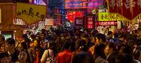 Menschenmenge auf einem Nachtmarkt in Beijing