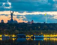 Blick auf Kiew, Ukraine, mit Silhoutte der Statue "Mutter Ukraine" 