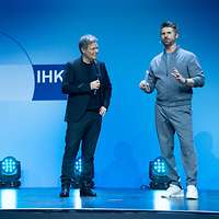 Moderator Thore Schölermann mit Ehrengast Robert Habeck
