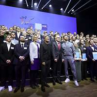 Gruppenbild mit Azubis und Minister