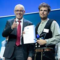 Peter Adrian streckt Daumen hoch mit Zimmerer Döppert
