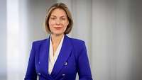 Porträtfoto Helena Melnikov stehend