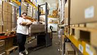 Marius Schilinski steht im Lager der Hansenlogistic