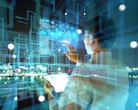 Digitalisierung Mann am Bildschirm mit Datenoverlay