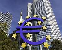 Zentrale der Europäischen Zentralbank mit der Euro-Plastik im Vordergrund
