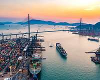 Frachtschiffe im Hafen Hongkong