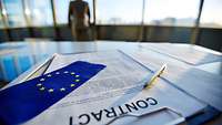 Vertrag mit EU-Flagge und Stift